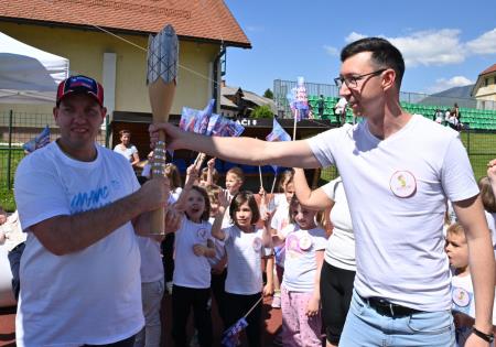 Čez dvesto kamniških otrok in športnikov s ponosom sprejelo in poneslo slovensko baklo (23)